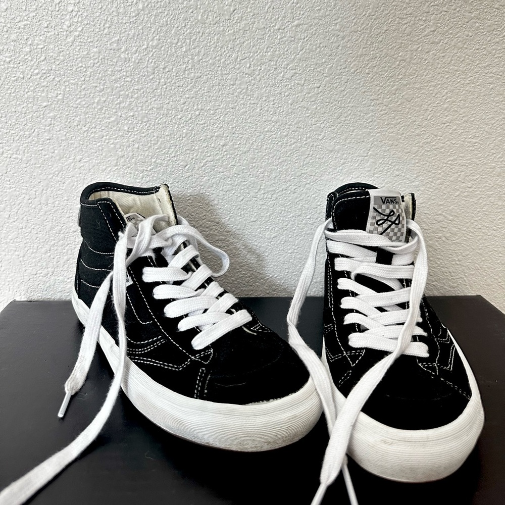 Size 6 women Vans - Picture 1 of 2